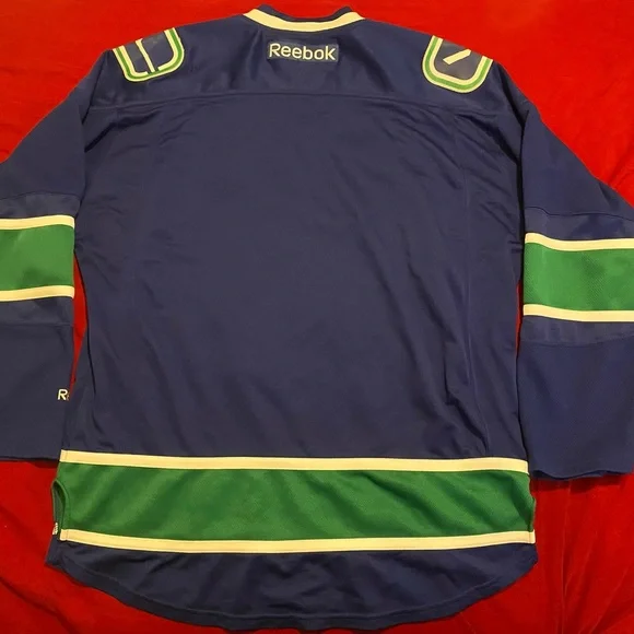 Reebok NHL Vancouver Canucks Hockey Jersey - Picture 4 of 4